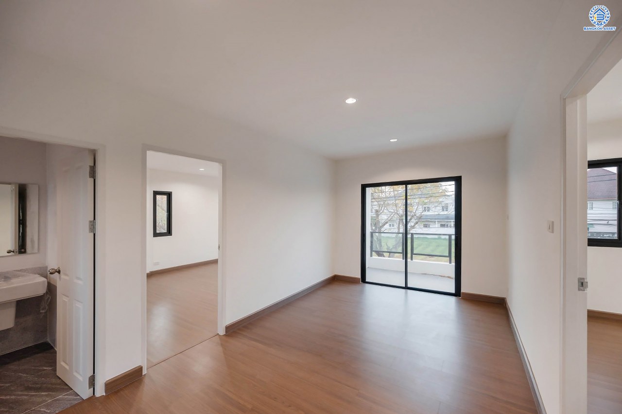 บ้านมือสองตกแต่งใหม่ โครงการ กฤษดานคร20 ปิ่นเกล้า-ติดถนนบรมราชชนนี เนื้อที่ 86 ตร.ว. บ้านเดี่ยวหลังใหญ่ พร้อมฟังก์ชัน 3 ห้องนอน 3 ห้องน้ำ 1 ห้องห้องอเนกประสงค์ จอดรถได้ 2 คัน บนทำเลเชื่อมต่อเมืองอย่างรวดเร็ว ใกล้ทางคู่ขนานลอยฟ้าบรมราชชนนี ทางด่วน "กาญจนาภิเษก" ม.มหิดล และเซ็นทรัลปิ่นเกล้า